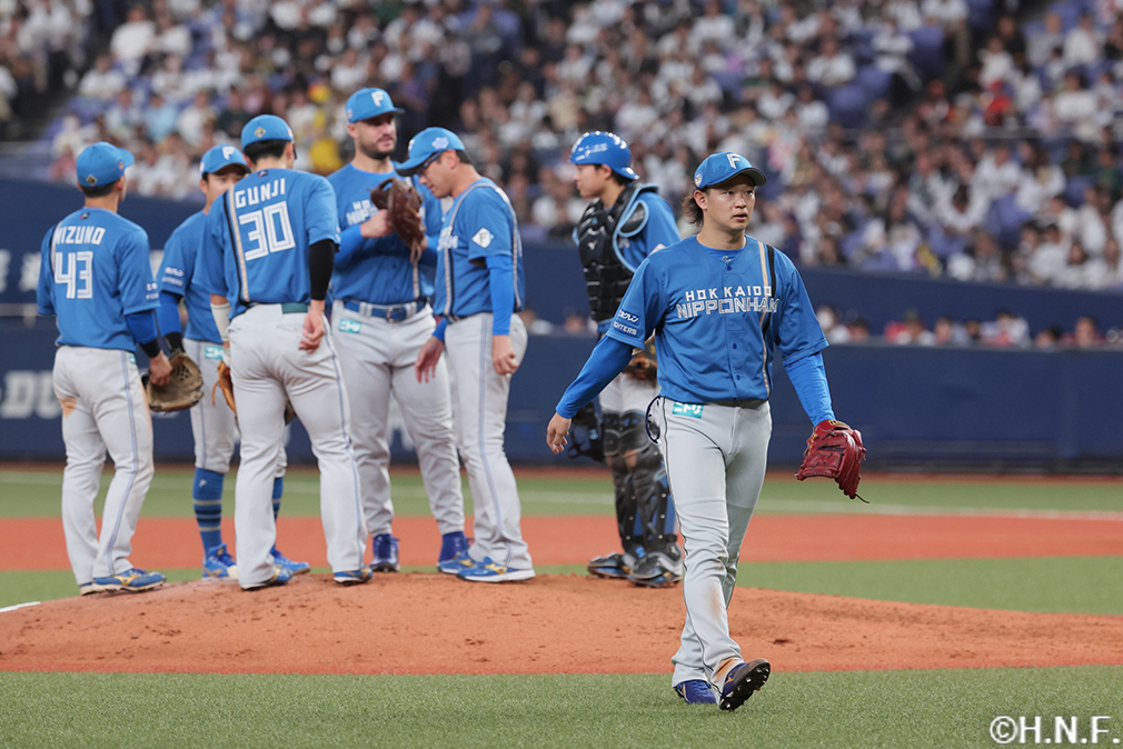 6回裏、降板した鈴木投手"