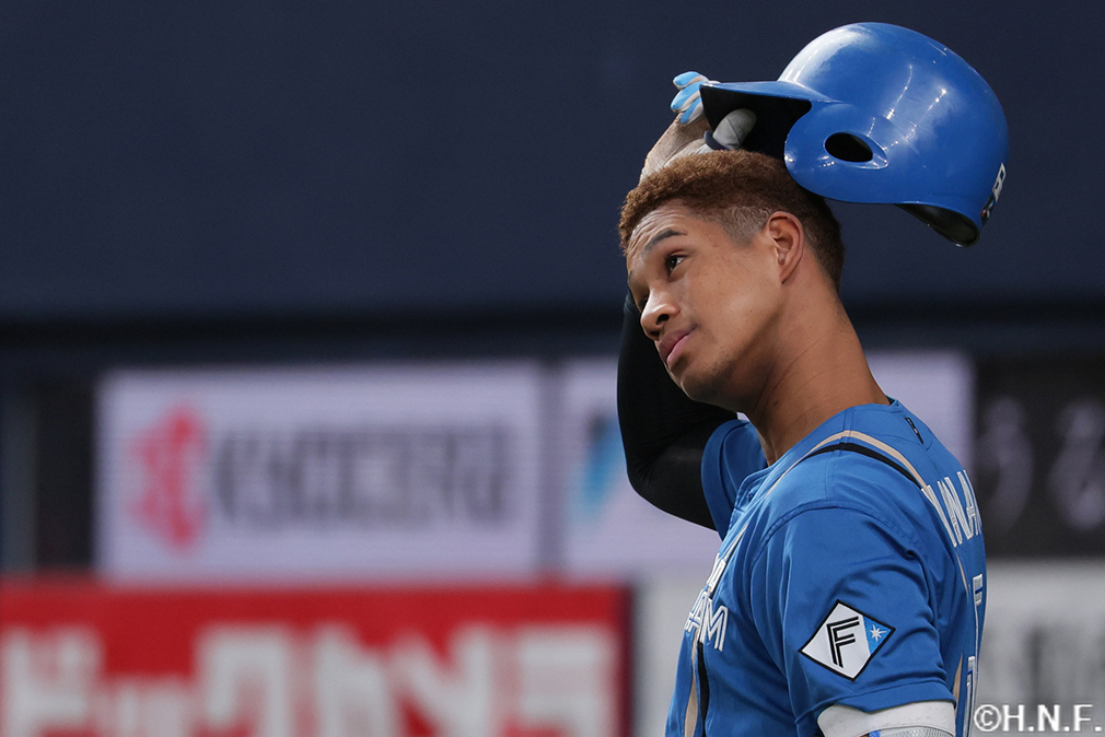 8回表、四球を選んだ万波選手"