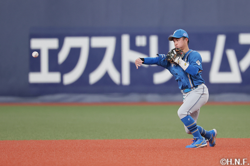 8回裏、好守を見せる奈良間選手"