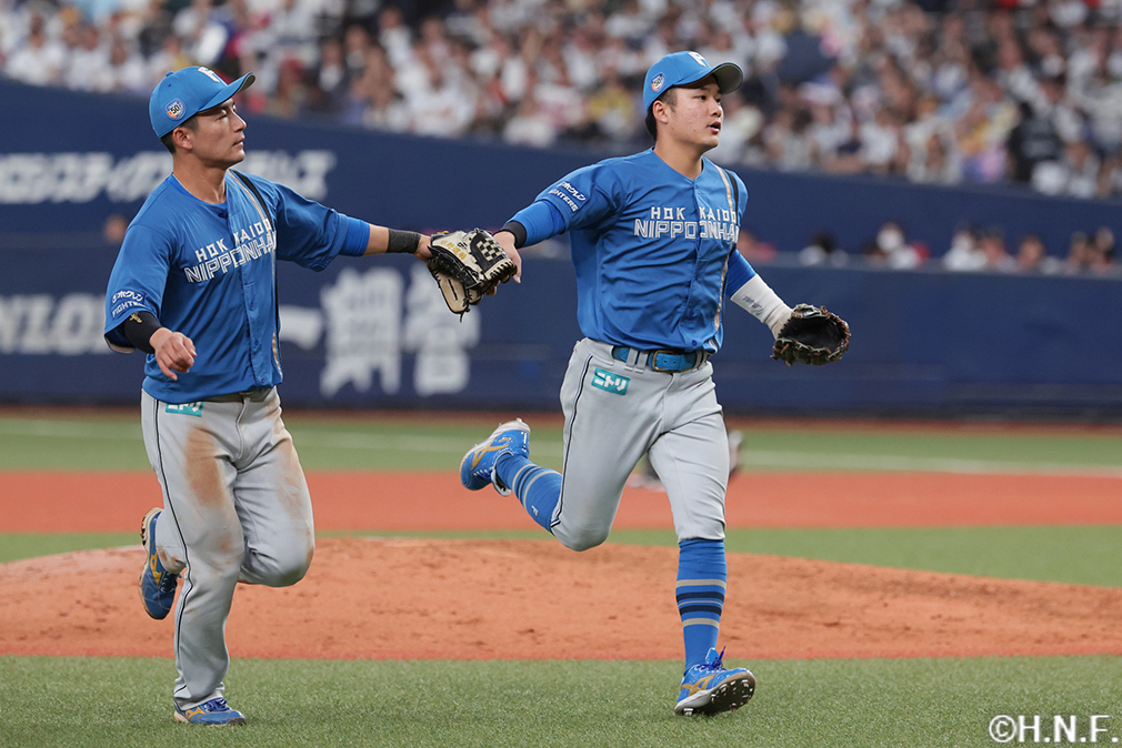 8回裏を抑えた水野選手と奈良間選手01"