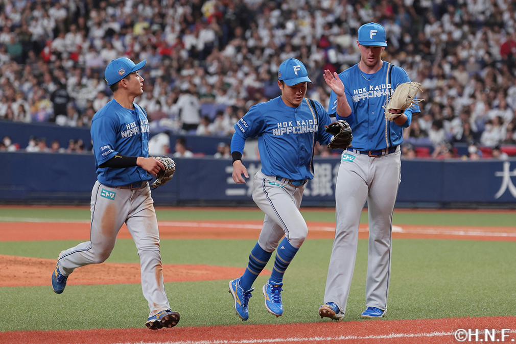 8回裏を抑えた水野選手と奈良間選手02"