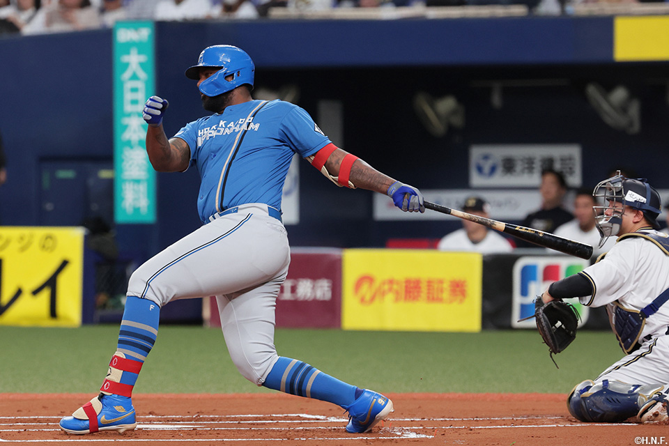 1回表、レフトへヒットを放つレイエス選手01