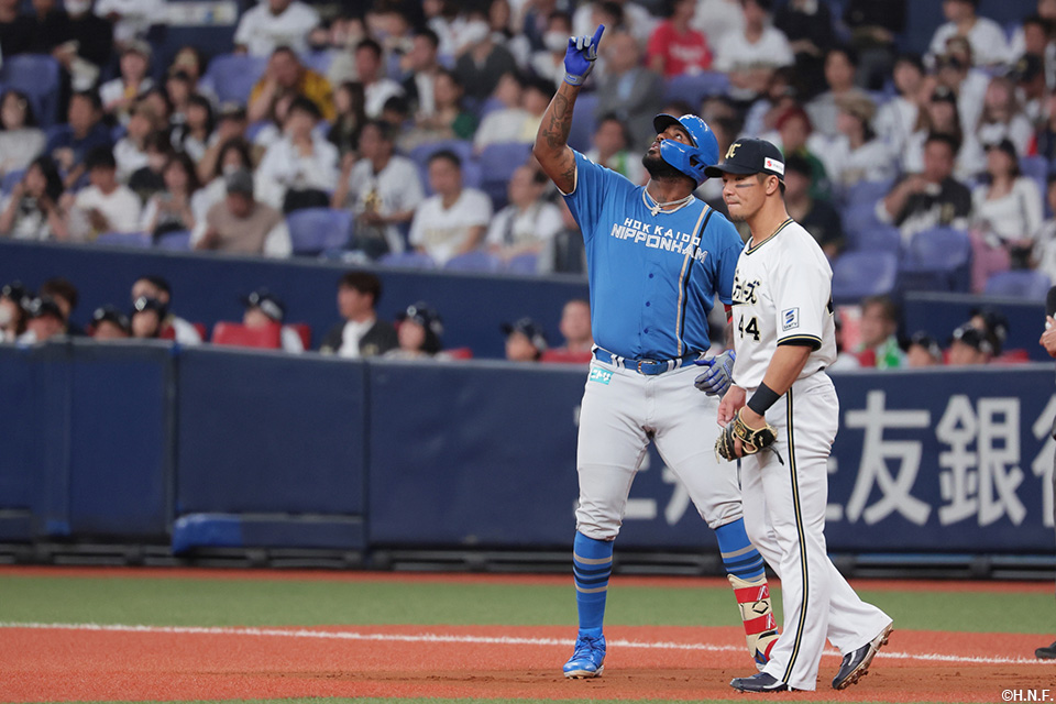 1回表、レフトへヒットを放つレイエス選手02