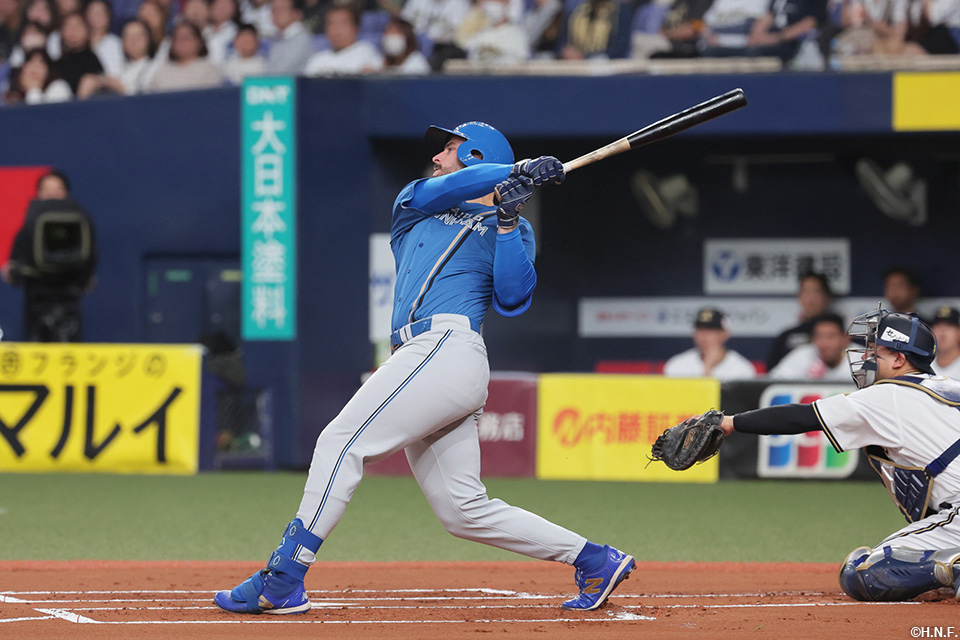 1回表、フェンス際への飛球を放つマルティネス選手