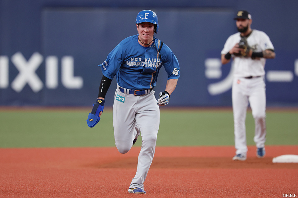 1回表、タッチアップで三塁へ進む松本剛選手