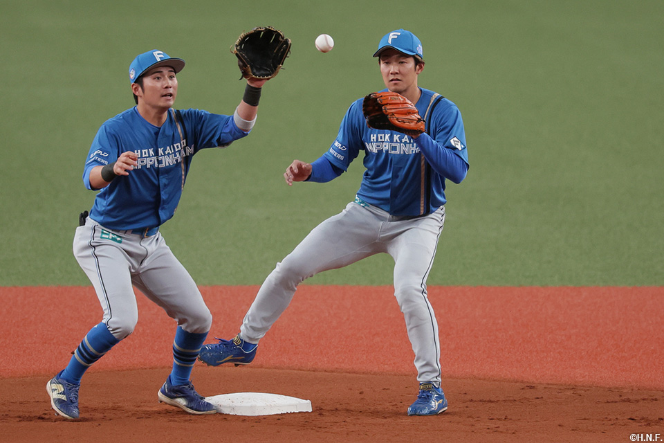 1回裏、二塁ベース上への打球を処理する上川畑選手と石井選手