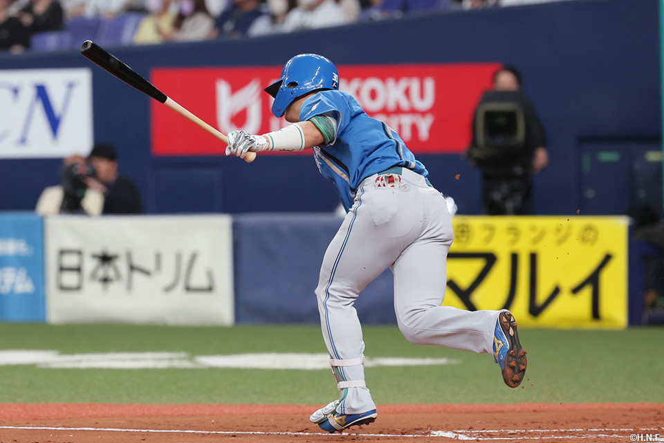 2回表、センターへヒットを放つ郡司選手01