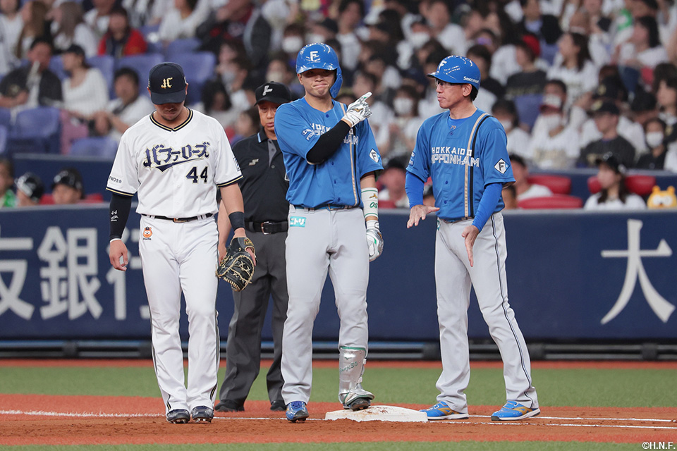 2回表、センターへヒットを放つ郡司選手02