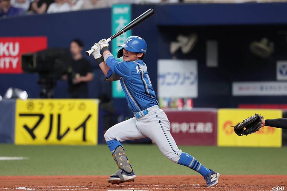 3回表、センターへヒットを放つ上川畑選手