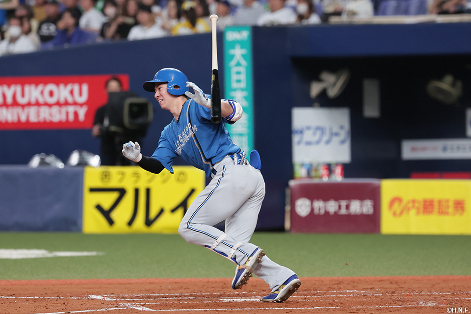 3回表、レフトへヒットを放つ松本剛選手