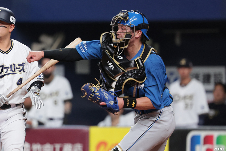 3回裏、盗塁を阻止する伏見選手