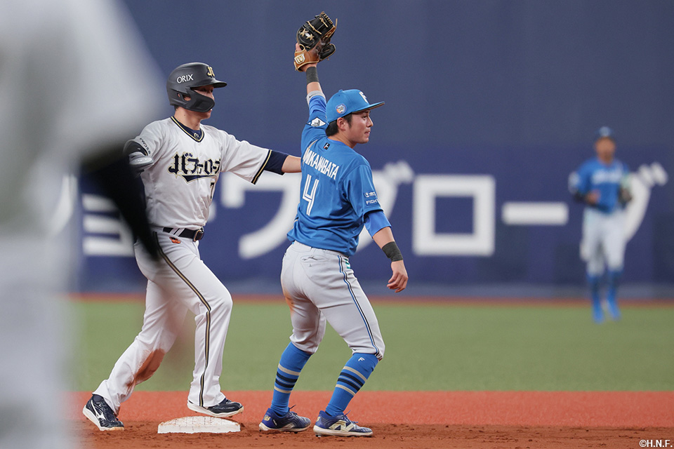 3回裏、盗塁を阻止する上川畑選手