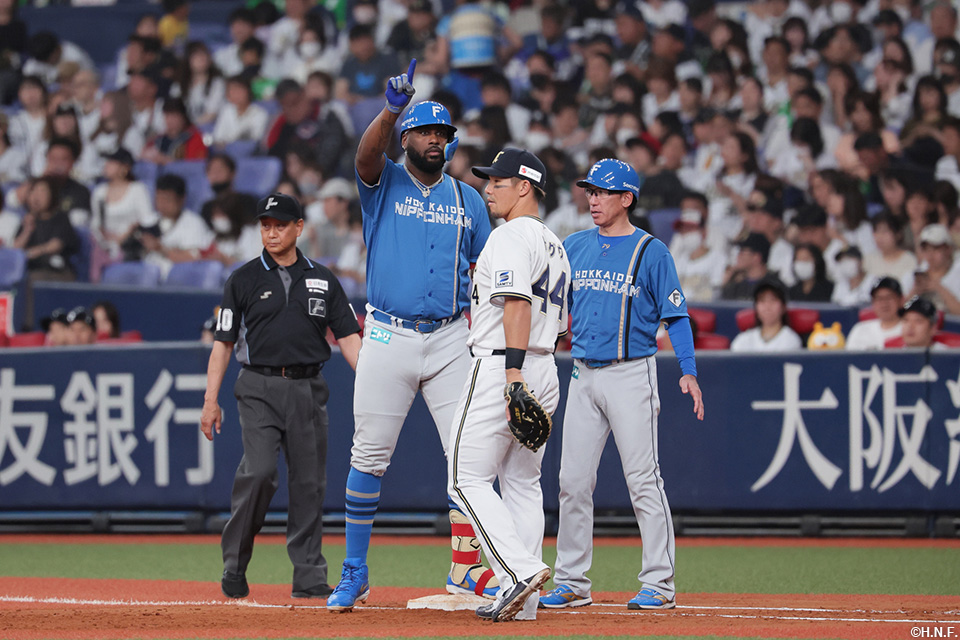 4回表、レフトへヒットを放ったレイエス選手