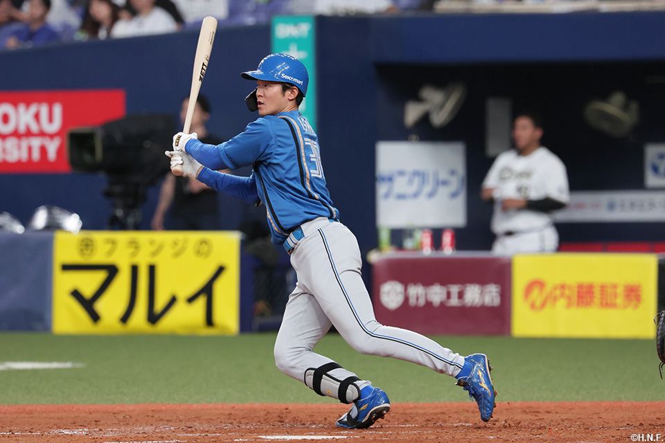 5回表、センターへヒットを放つ石井選手