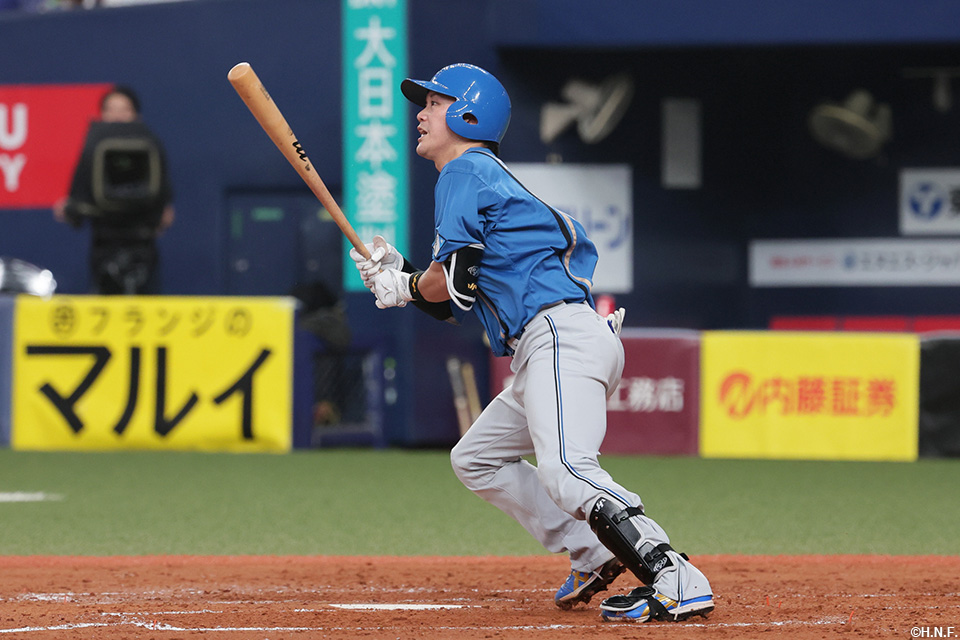 5回表、レフトへヒットを放つ伏見選手