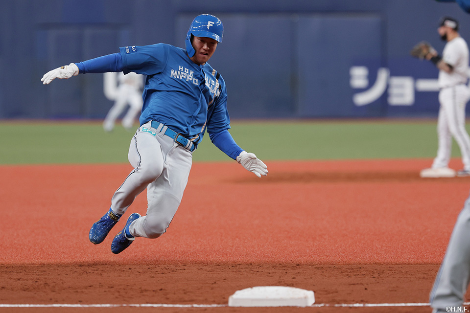 5回表、三塁へ滑り込む石井選手