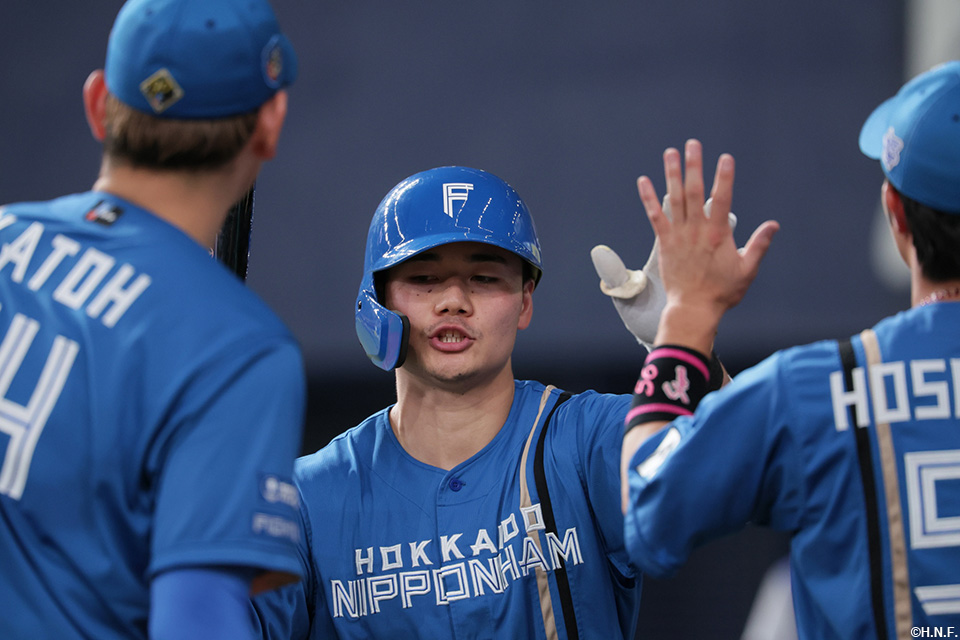 5回表、レフトへ犠牲フライを放つ清宮選手02