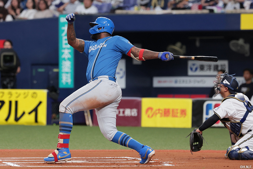 6回表、二塁打を放つレイエス選手01