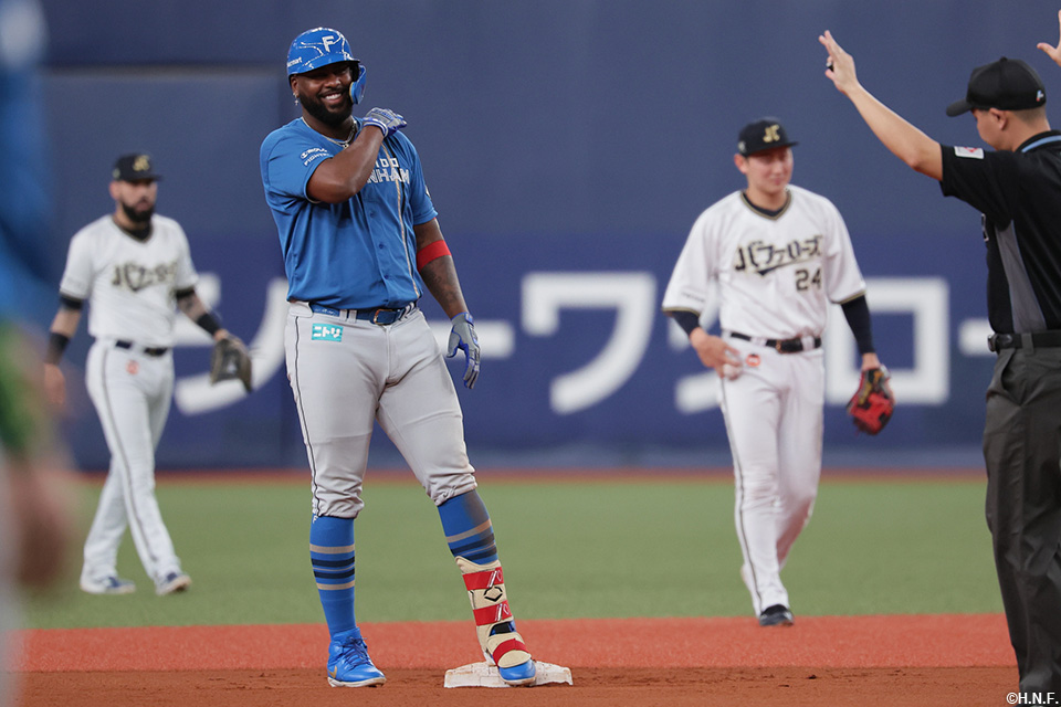 6回表、二塁打を放つレイエス選手02