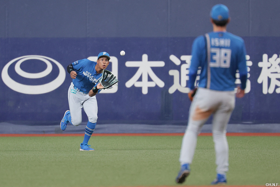 7回裏、好守をみせる万波選手