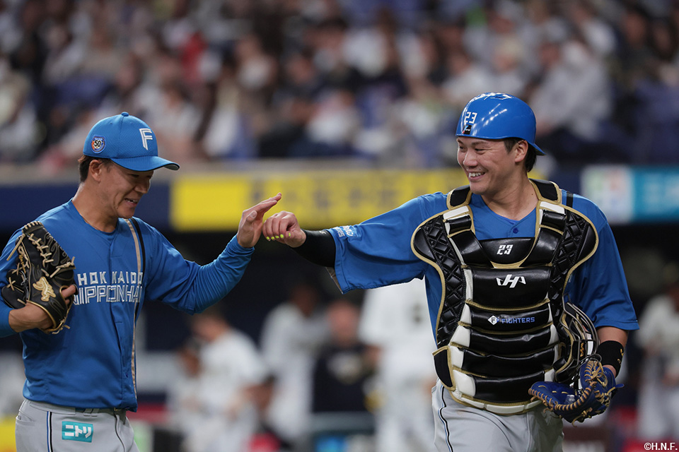 7回裏を無失点に抑えた矢澤投手と伏見選手