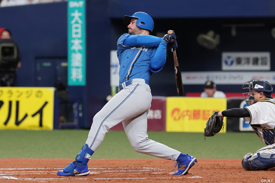 8回表、レフトへヒットを放つマルティネス選手