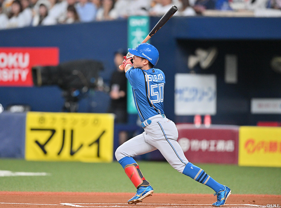 1回表、二塁打を放つ五十幡選手