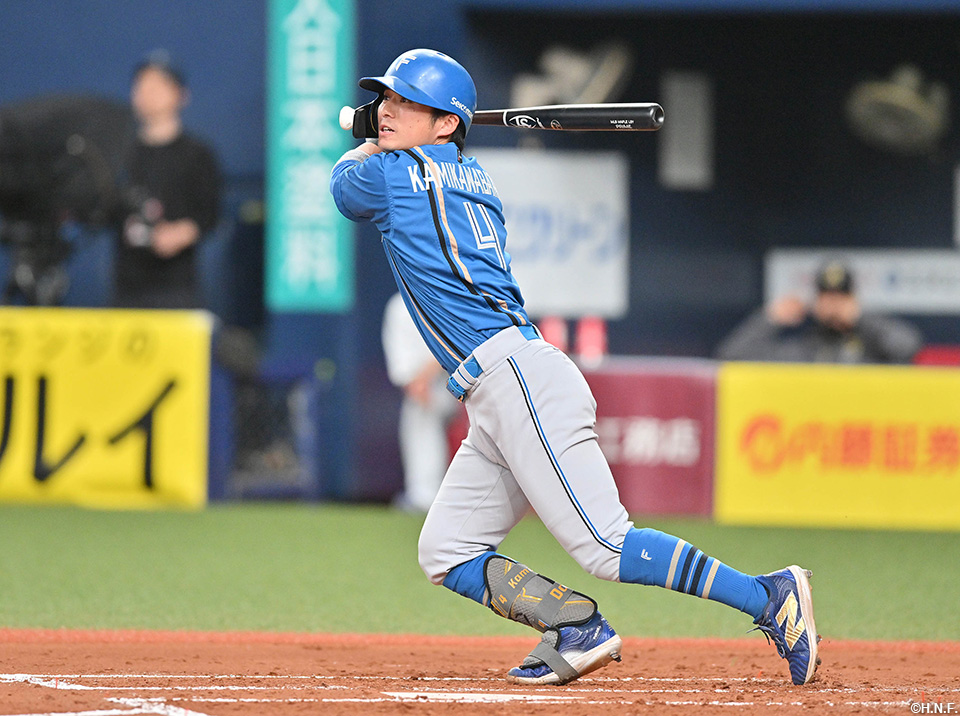 2回表、先制適時打を放つ上川畑選手01