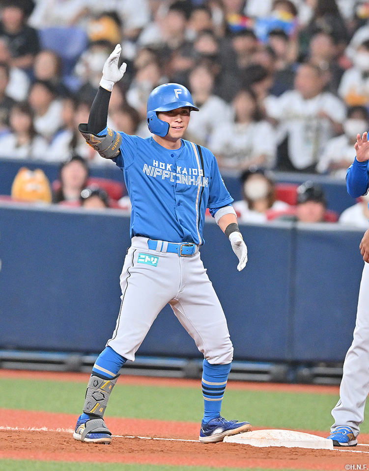 2回表、先制適時打を放つ上川畑選手02