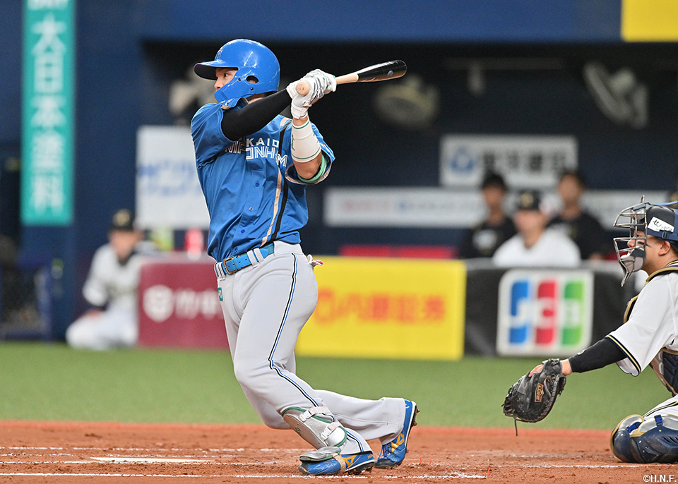 2回表、適時打を放つ郡司選手