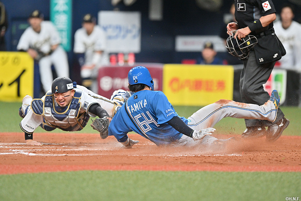 8回表、生還する田宮選手