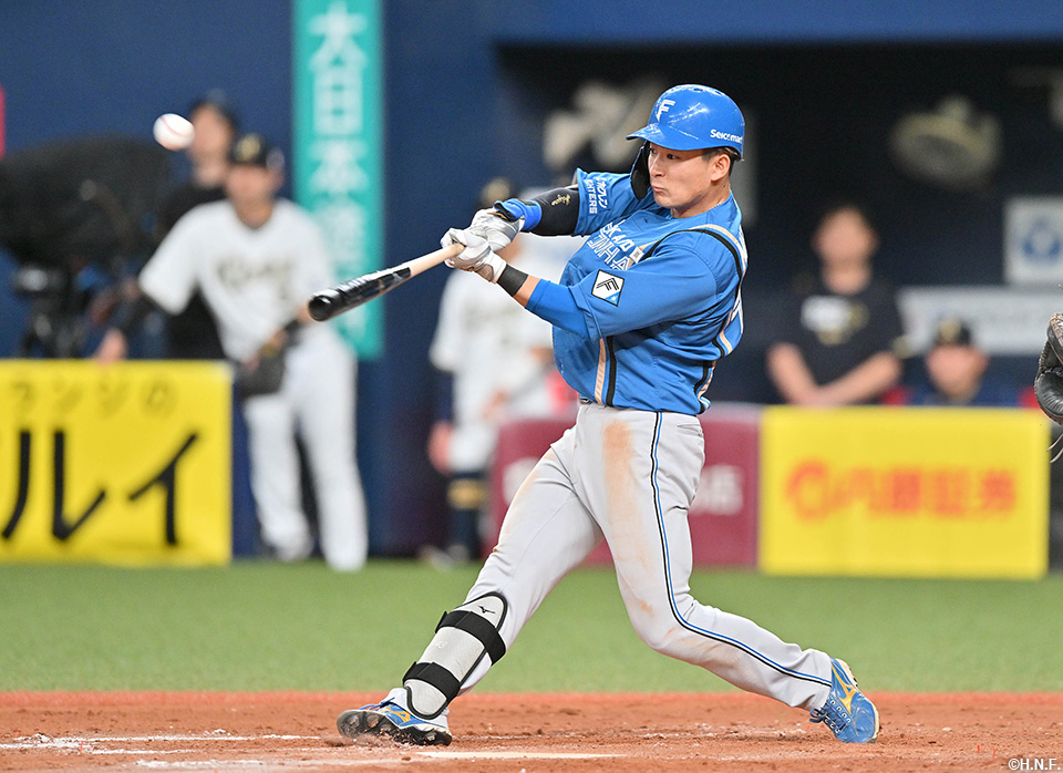 8回表、2点適時三塁打を放つ水野選手01