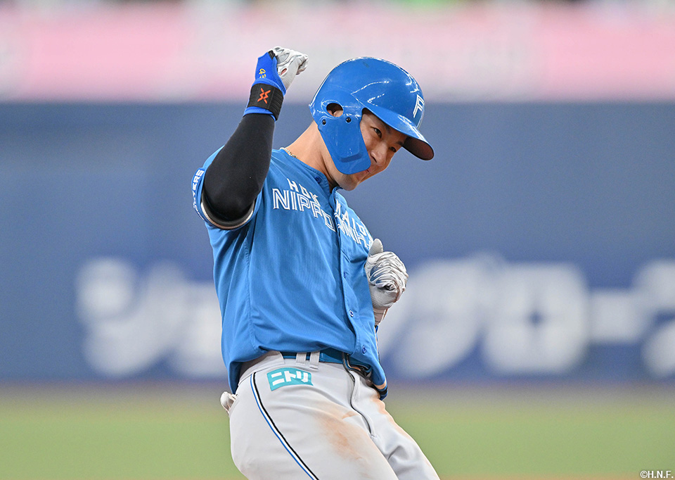 8回表、2点適時三塁打を放つ水野選手02