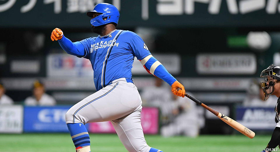 2回表、センターへヒットを放つレイエス選手