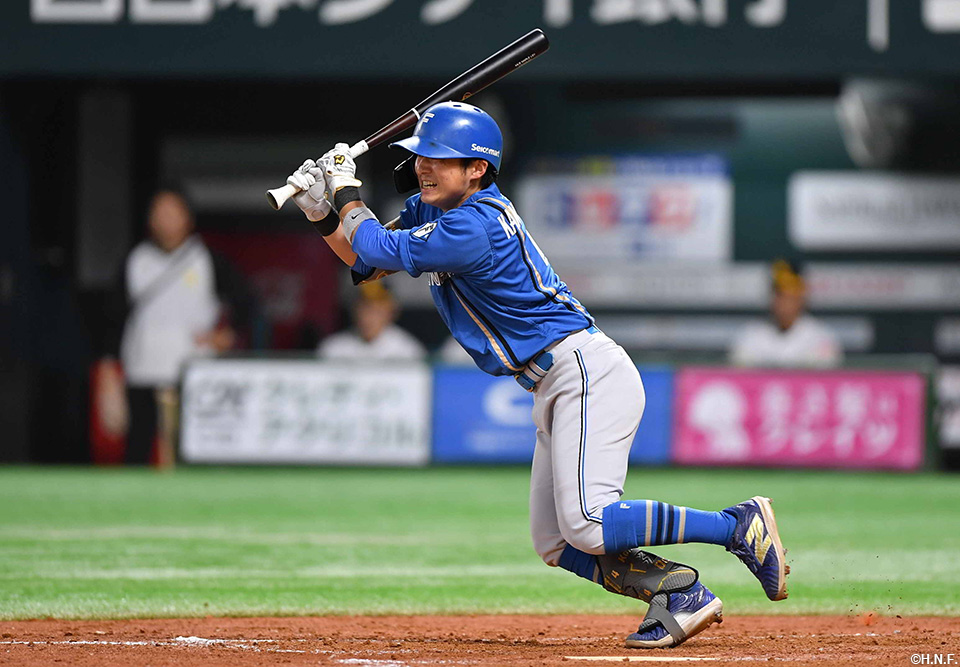 4回表、センターへヒットを放つ上川畑選手