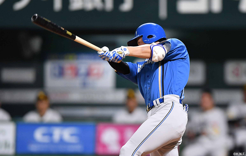 4回表、ライトへヒットを放つ松本剛選手