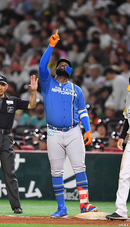 4回表、センターへヒットを放ったレイエス選手