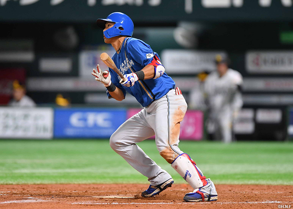 5回表、二塁打を放つ野村選手