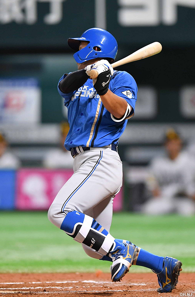 7回表、ライトへヒットを放つ今川選手