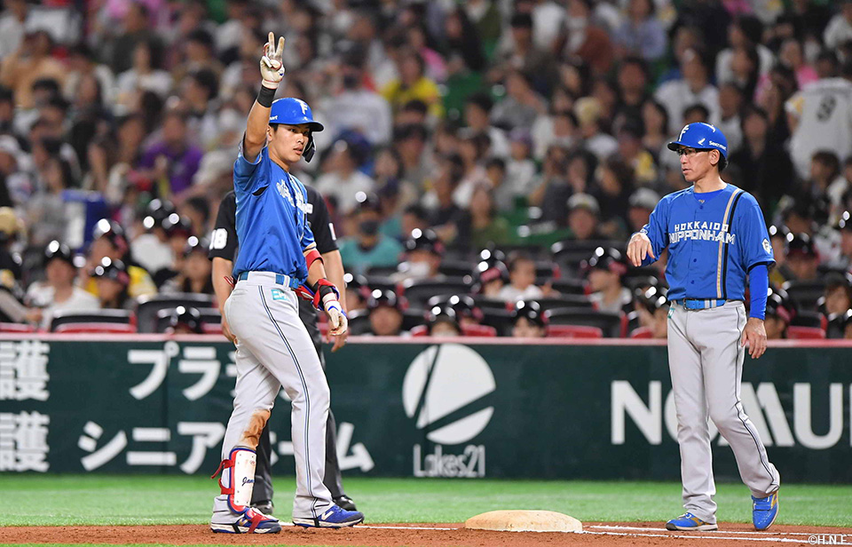 8回表、レフトへヒットを放った野村選手