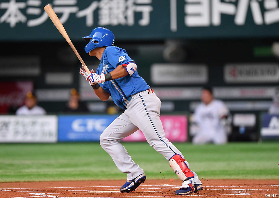 1回表、先制の適時打を放つ野村選手