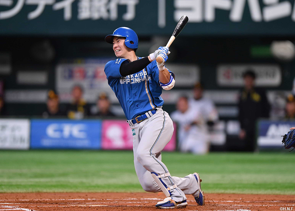 2回表、レフトへヒットを放つ松本剛選手