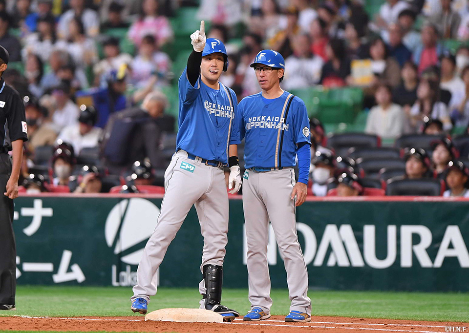 2回表、レフトへヒットを放つ伏見選手