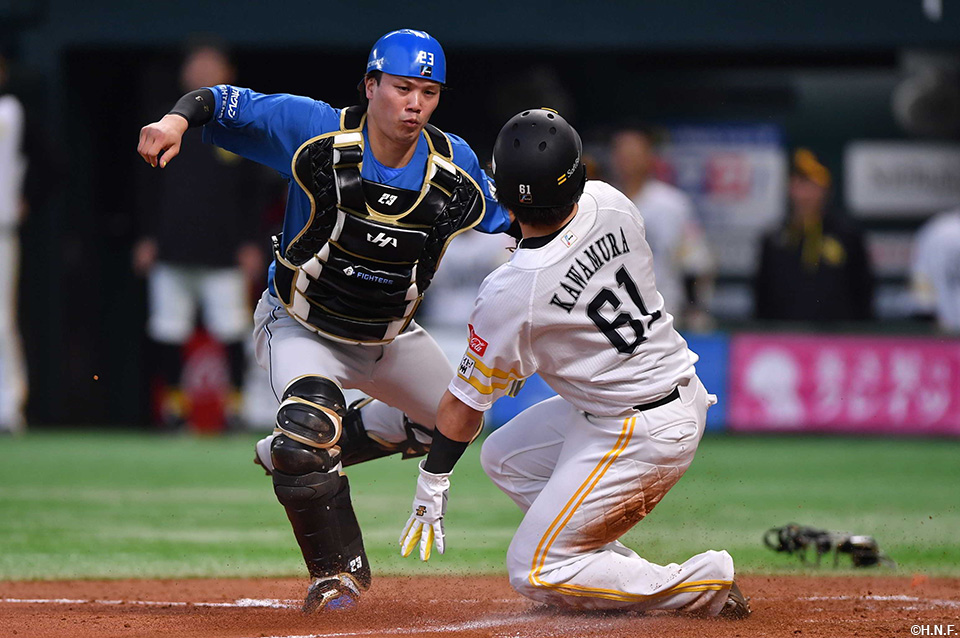 2回裏、本塁で走者をアウトにする伏見選手