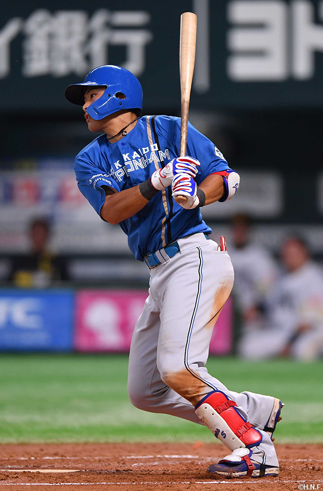 3回表、レフトへヒットを放つ野村選手