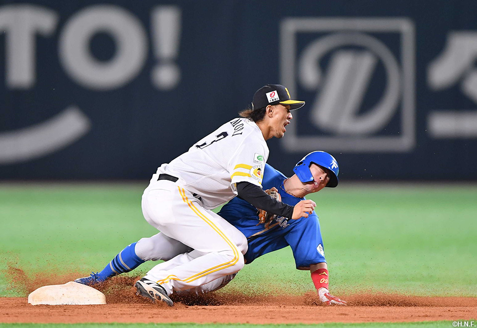 8回表、盗塁を試みた五十幡選手