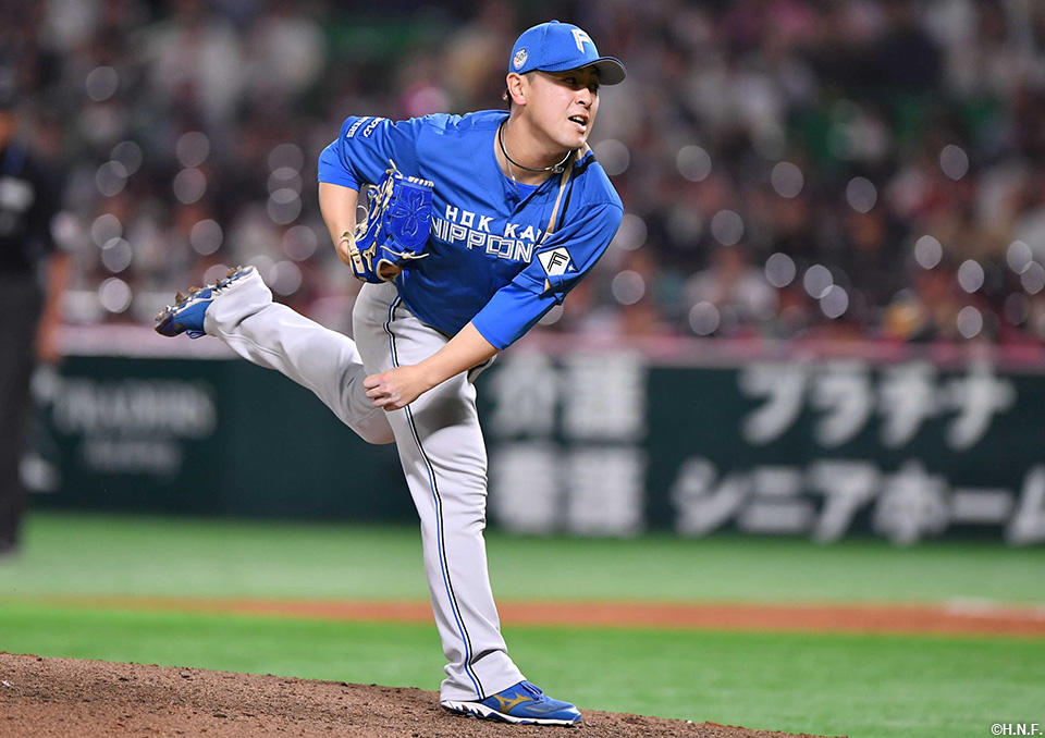 8回表、盗塁を試みた五十幡選手