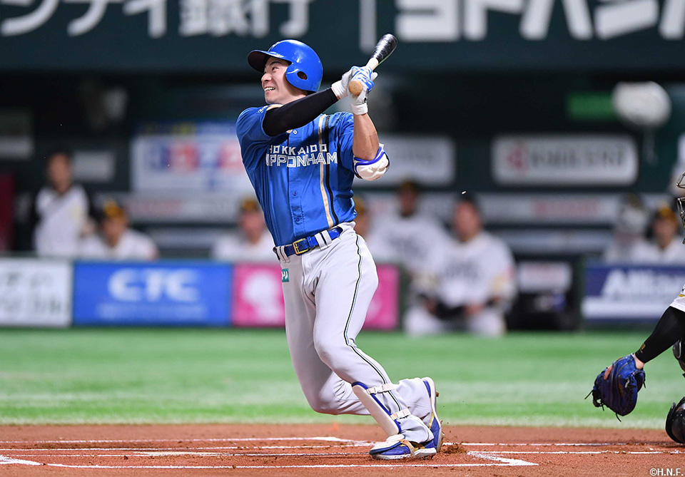 1回表、センターへヒットを放つ松本剛選手