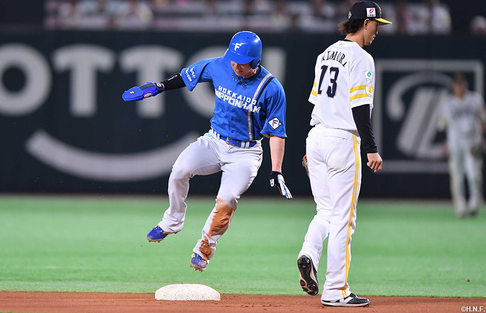 1回表、盗塁をきめる松本剛選手