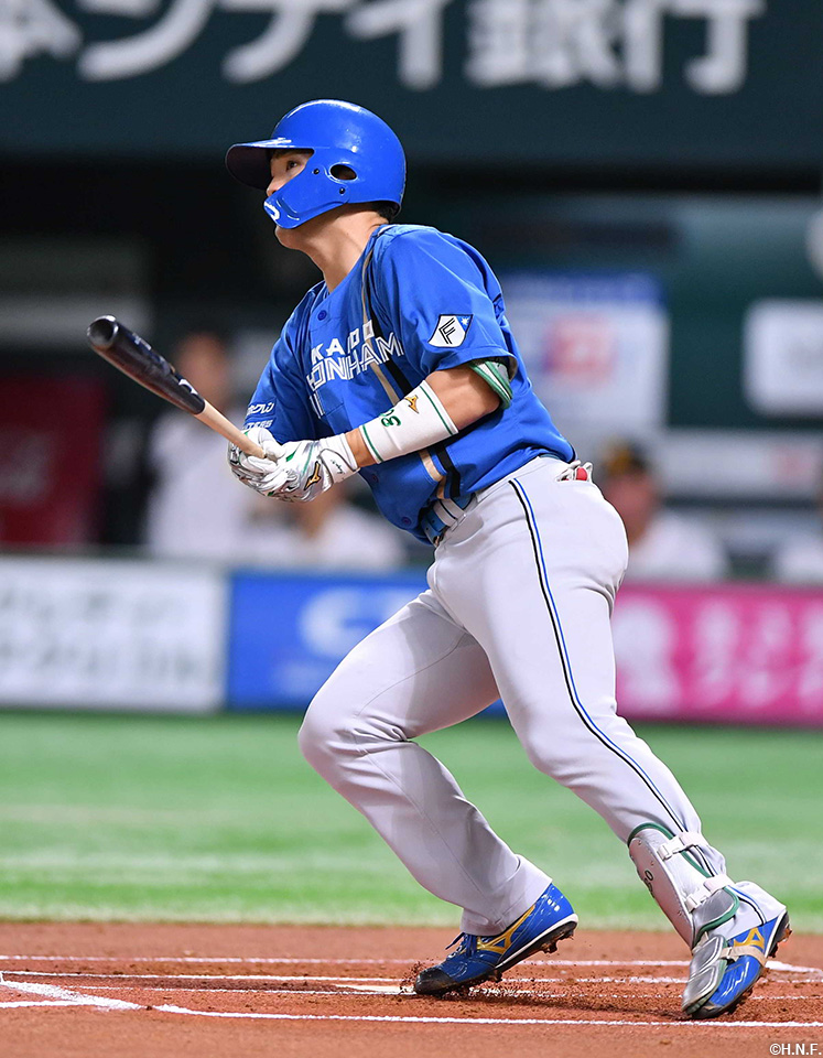 1回表、先制適時二塁打を放つ郡司選手